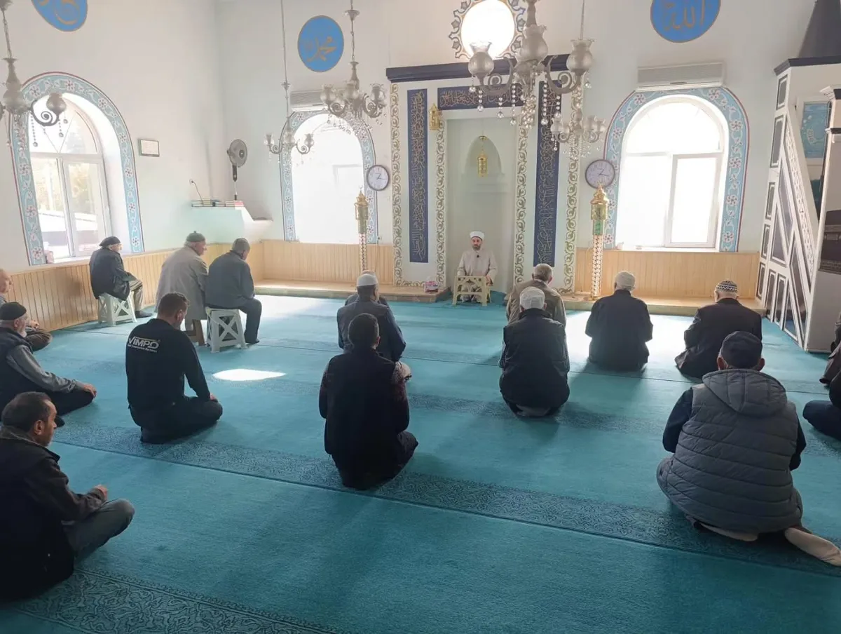 Yalova İl Müftüsü Naci Çakmakçı, köy ziyaretleri kapsamında Elmalık Köyü Camisi'nde öğle namazında cemaatle bir araya gelerek vatandaşlarla sohbet etti. - Fotoğraf 2