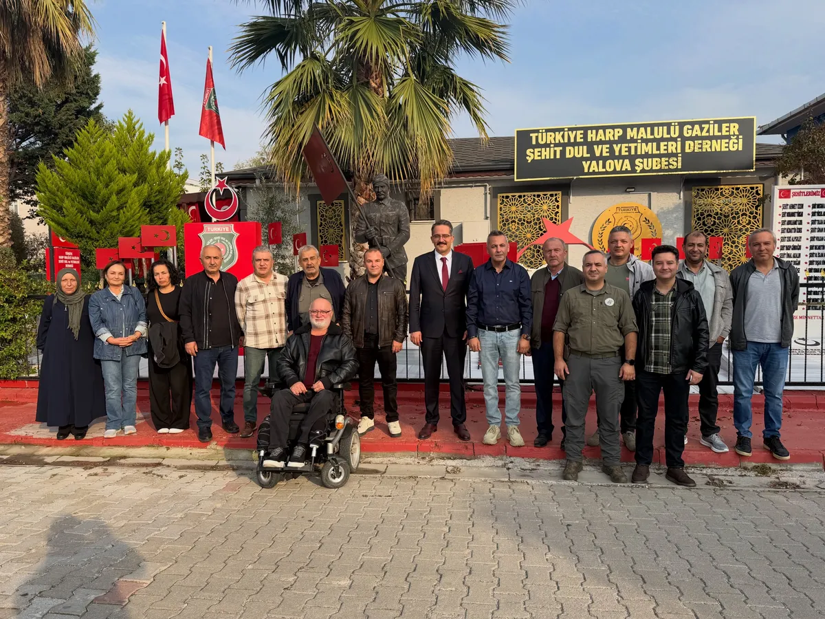 Göreve başlayan İl Müdürü Seçkin Bilici, kentte faaliyet gösteren şehit ve gazi derneklerinin başkanları, yöneticileri ve üyeleriyle bir araya gelerek taleplerini dinledi. - Fotoğraf 1