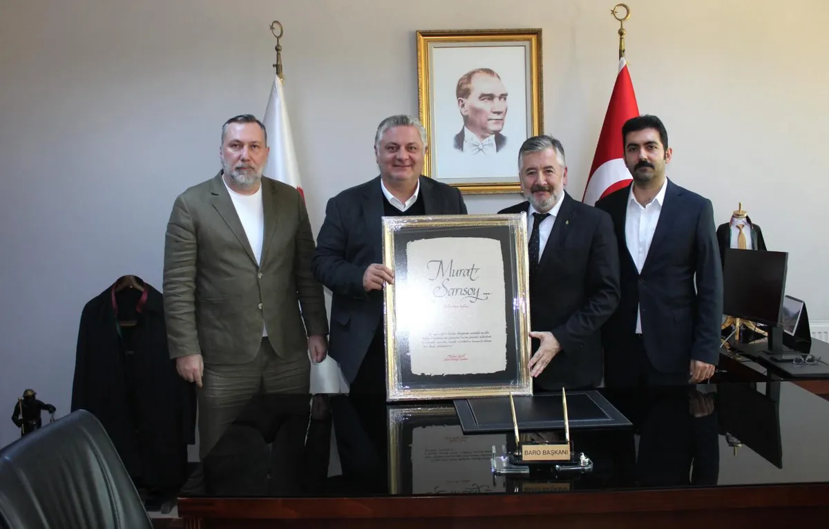 Yalova Belediye Başkanı Mehmet Gürel ve beraberindeki belediye meclis üyeleri, Yalova Barosu'na iade-i ziyarette bulundu. - Fotoğraf 1