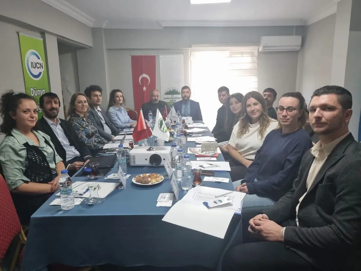 Çınarcık Belediyesi, 24 Ekim 2026'da Çevreci BELEDİYELER Birliği toplantısına katılarak Avrupa Birliği destekli hibe programında tam başvuru aşamasına geçen Atık projesini anlattı. - Fotoğraf 1