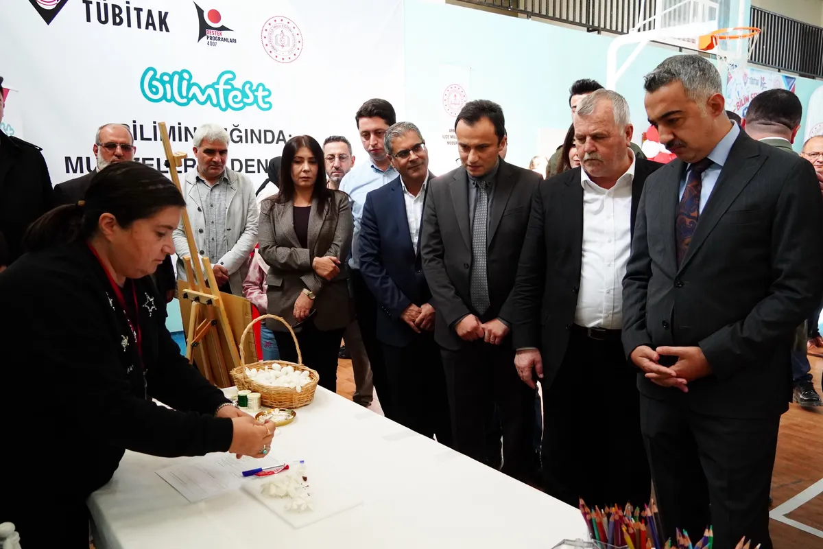 İlçe protokolünün katıldığı törenle kapılarını açan TÜBİTAK 4007 Bilim Şenliği'nde, öğrencilerin ve katılımcıların hazırladığı bilimsel projeler sergilenmeye başladı. - Fotoğraf 9