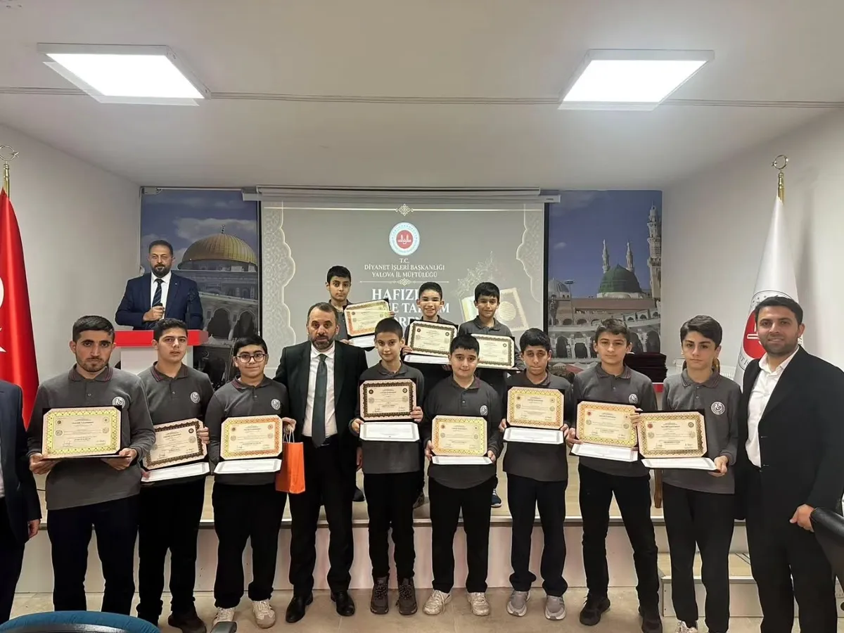 Yalova'da hafızlık eğitimlerini tamamlayan öğrencilere hafızlık belgeleri, İl Müftüsü Naci Çakmakçı'nın katıldığı programla takdim edildi. - Fotoğraf 4