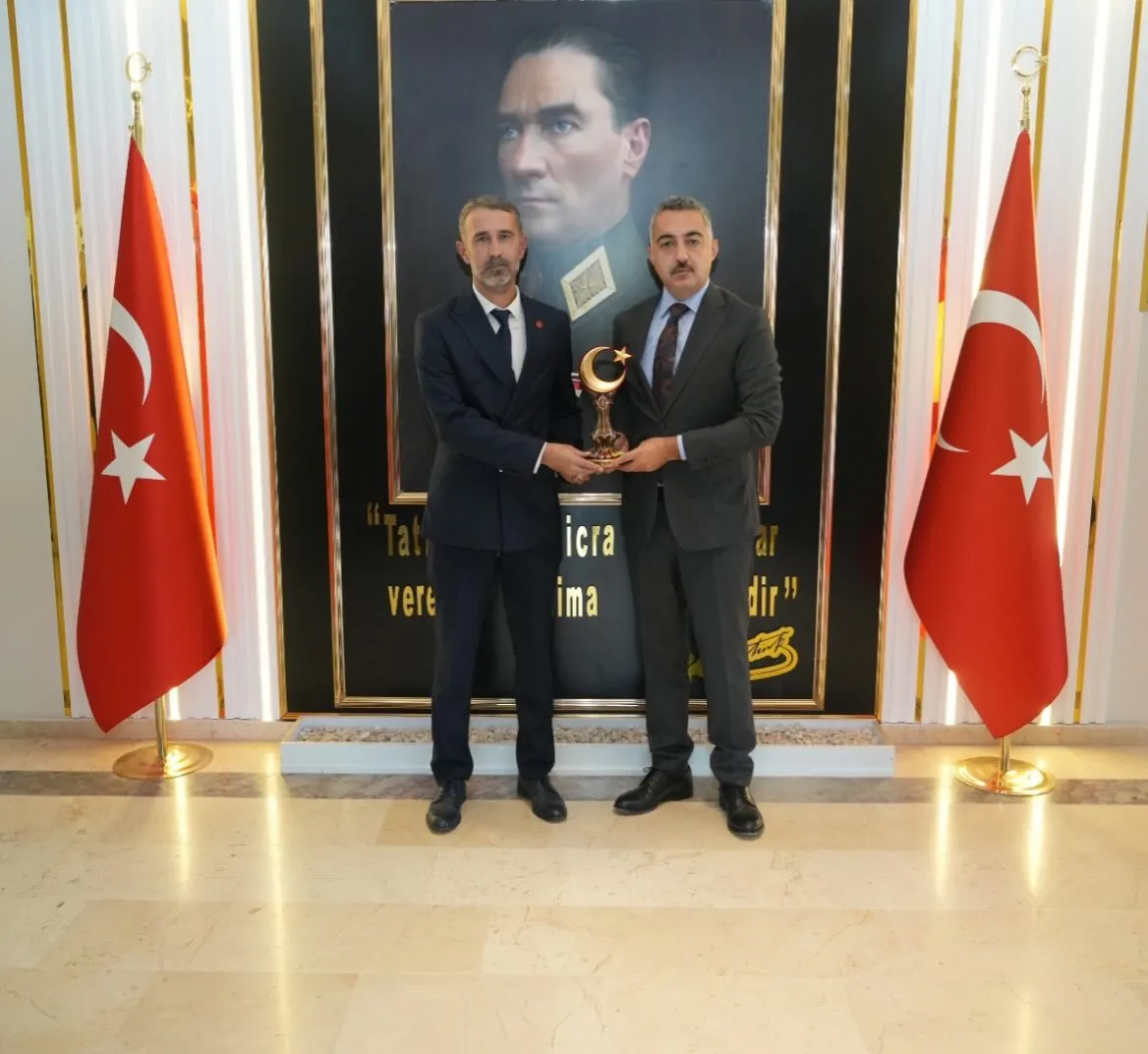 Armutlu Kaymakamı Erinç Demir, Yeniden Refah Partisi İlçe Başkanı Beytullah Şengöz'ü makamında kabul etti. - Fotoğraf 1
