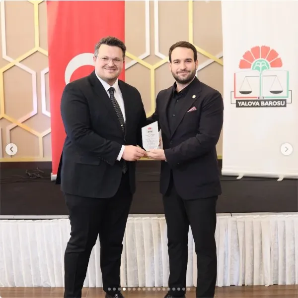 Yalova Barosu, 29 Ekim dolayısıyla düzenlenen cumhuriyet balosunda önceki dönem kurullarında yer almış avukatlara plaket verdi. - Fotoğraf 4