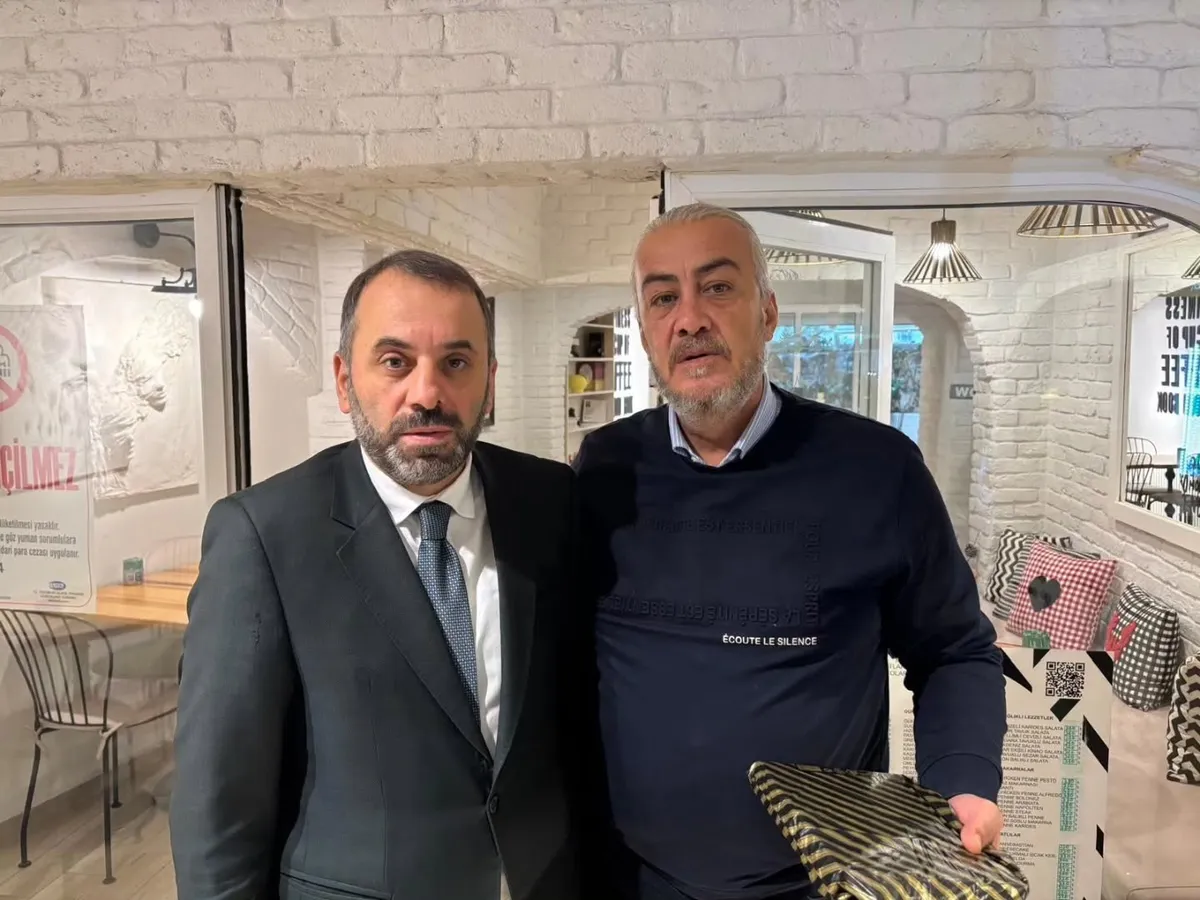 Yalova'da cuma günleri sürdürülen esnaf buluşmaları bu hafta Merkez Camii çevresinde gerçekleşti; din görevlileriyle birlikte dükkanları gezen heyet hayırlı kazançlar dileyerek Diyanet yayınları hediye etti. - Fotoğraf 8