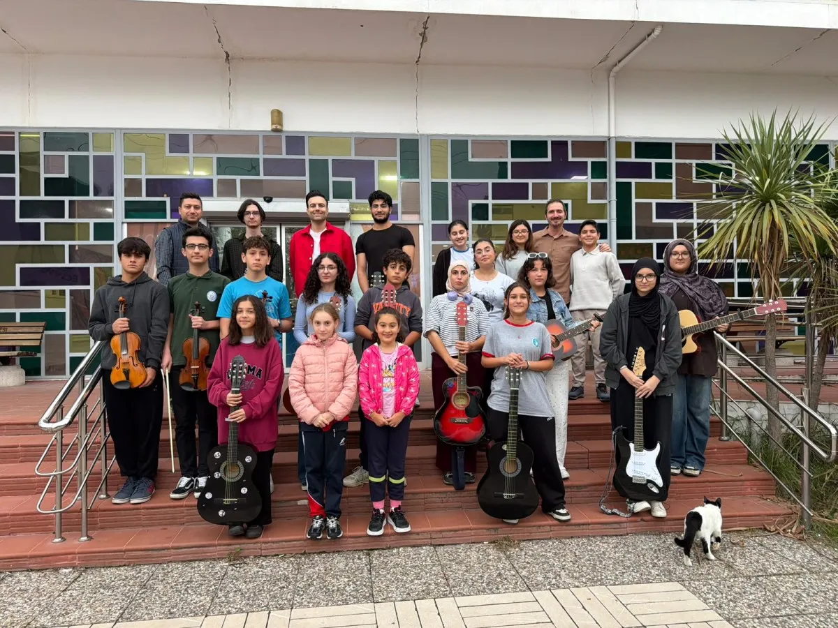 Yalova BELEDİYESİ tarafından hayata geçirilen Kent Orkestrası, bağlama, gitar ve elektro gitar eğitimleriyle genç müzisyenleri bir araya getirerek İLK DERSİNİ yaptı. - Fotoğraf 1