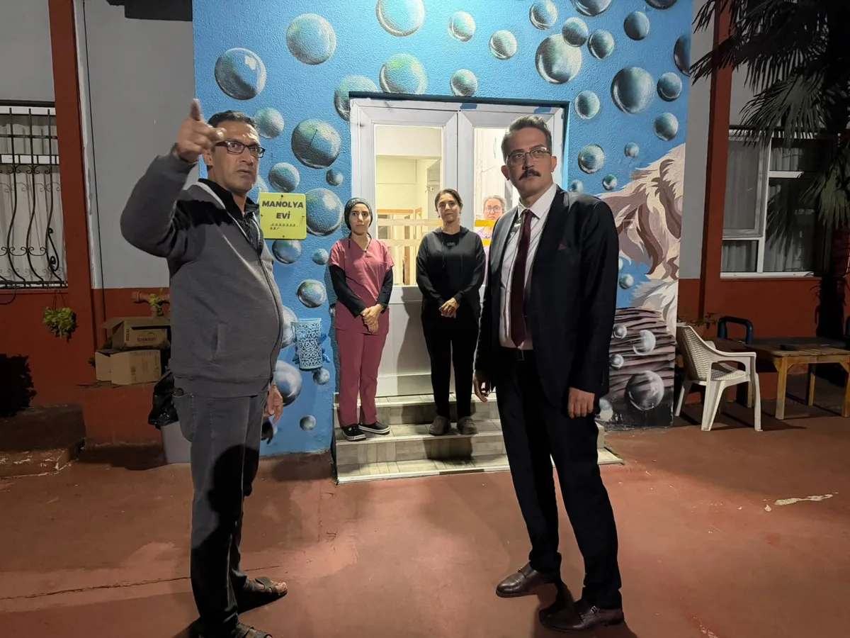 Yalova Bakım ve Rehabilitasyon Merkezi'ne habersiz denetim gerçekleştiren İl Müdürü Seçkin Bilici, sunulan hizmetleri inceleyerek kurumdan yararlanan bireylerle bir araya geldi. - Fotoğraf 8