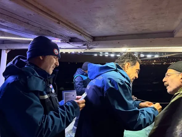 İzmit Körfezi'nde alamana ağlarıyla avcılık yapan balıkçı gemileri, Yalova ve Kocaeli ekiplerinin katıldığı müşterek denetim kapsamında Ereğli Limanı'nda teknik kontrolden geçirildi. - Fotoğraf 1