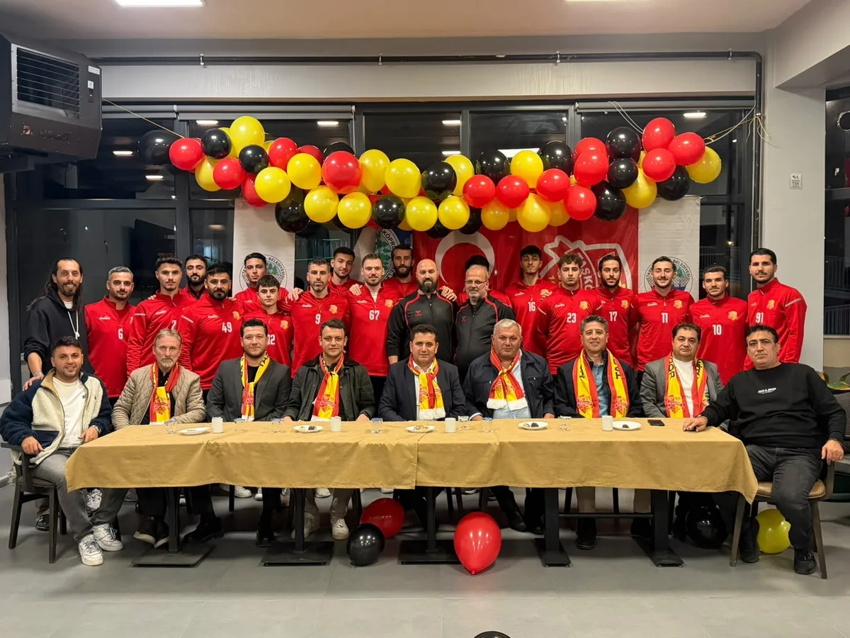 Taşköprü Spor Kulübü'nün sezon açılışında yönetim, teknik ekip, sporcular ve belediye meclis üyeleriyle bir araya gelen Taşköprü Belediye Başkanı İsmail Arslan, yeni sezon hedeflerini paylaştı. - Fotoğraf 1