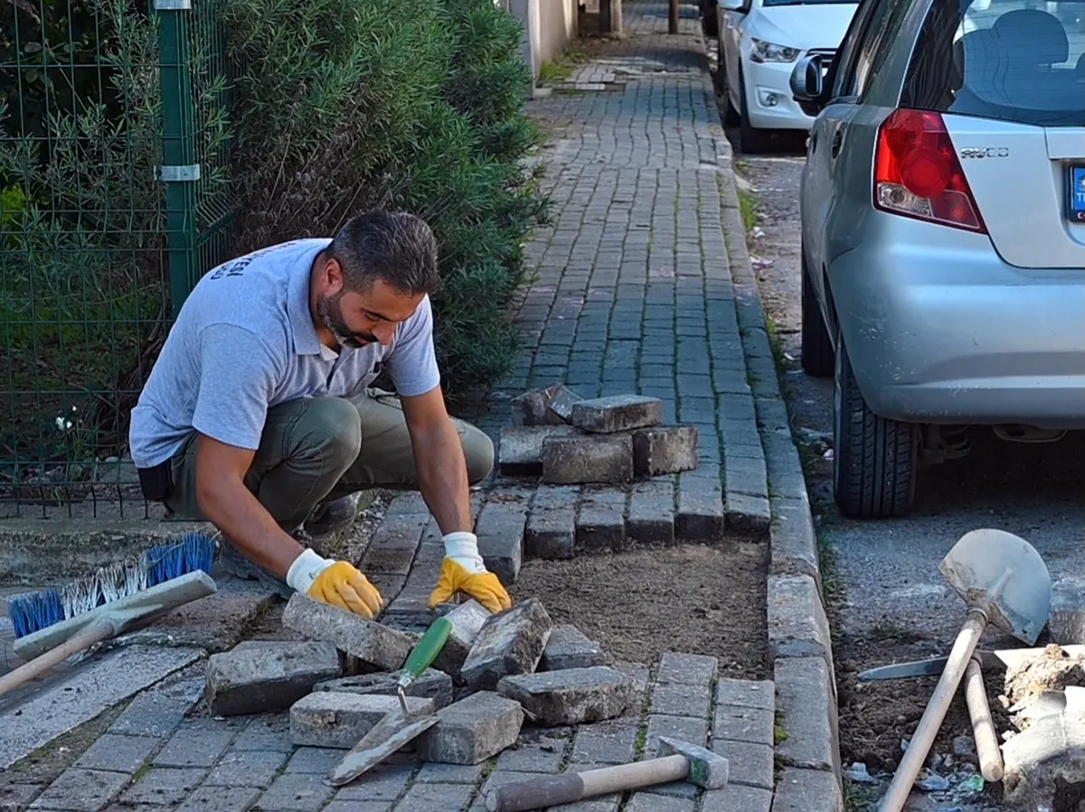 Yalova Belediyesi ekipleri, Mehmet Durman Caddesi'nde asfalt yama, Halide Edip Adıvar Sokak'ta parke taş döşerken kentin farklı noktalarında yağmur suyu hatlarını temizliyor ve park zeminlerini yeniliyor. - Fotoğraf 10