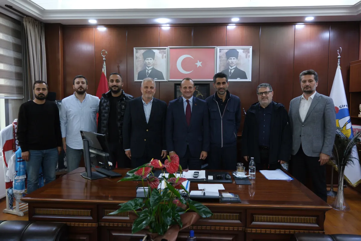 Çiftlikköy Belediye Başkanı Adil Yele, Nevzat Çelikten başkanlığındaki oda yönetimiyle belediyede bir araya gelerek görüş alışverişinde bulundu. - Fotoğraf 1