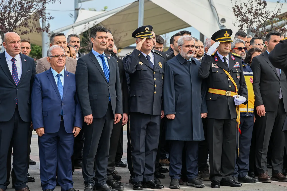 Cumhuriyet'in 103. yılı dolayısıyla düzenlenen çelenk programında Yalova Valisi Dr. Ahmet Hamdi Usta ve il protokolü, 15 Temmuz Demokrasi ve Cumhuriyet Meydanı'nda bir araya geldi. - Fotoğraf 3