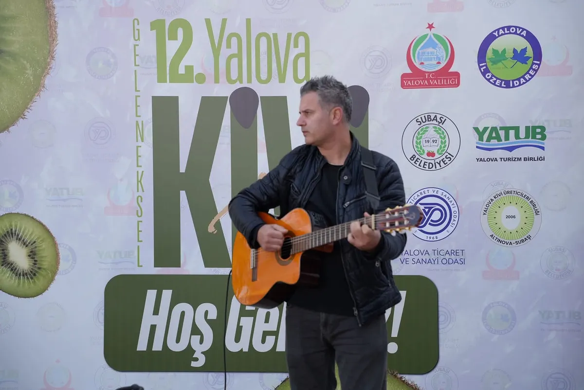 Subaşı'nda düzenlenen 12. Yalova Kivi Festivali'nde yurt dışından gelen kardeş kent temsilcileri ağırlandı; heyetlere hediyeler sunulurken folklor gösterileri ve konserler sergilendi. - Fotoğraf 5