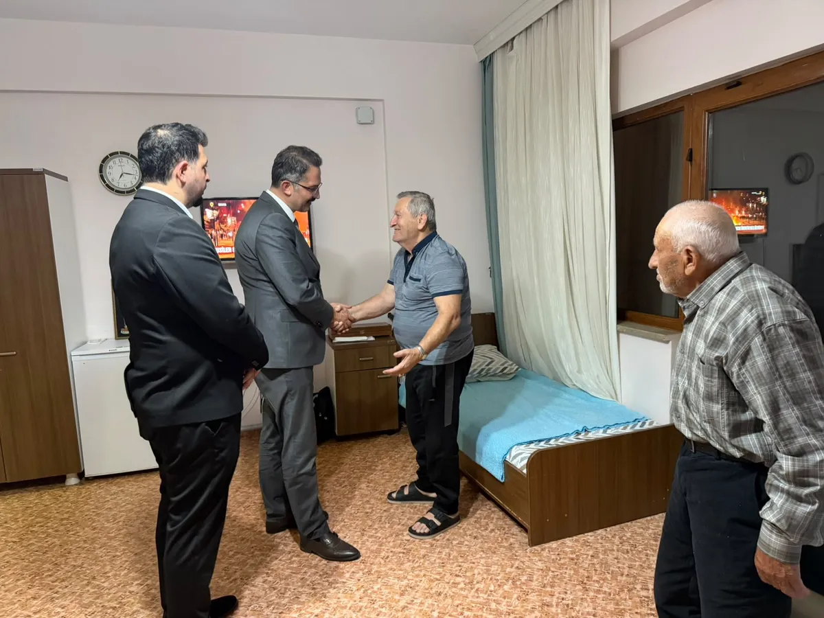 Çınarcık Huzurevi'ni ziyaret eden Seçkin Bilici, kuruluşun fiziki koşulları ile bakım ve destek hizmetlerini yerinde inceleyerek kurum sakinlerinin taleplerini dinledi. - Fotoğraf 9