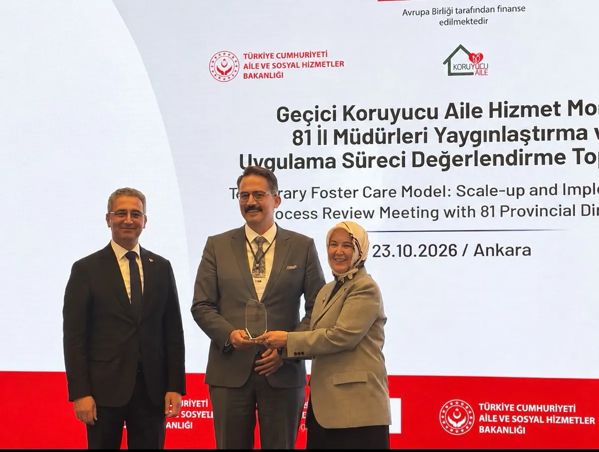 Ankara'da UNICEF iş birliğiyle düzenlenen değerlendirme toplantısında, 30 pilot il dışında Geçici Koruyucu Aile Hizmet Modeli'nde ilk yerleştirmeyi gerçekleştiren Yalova İl Müdürlüğü ödüle layık görüldü. - Fotoğraf 1