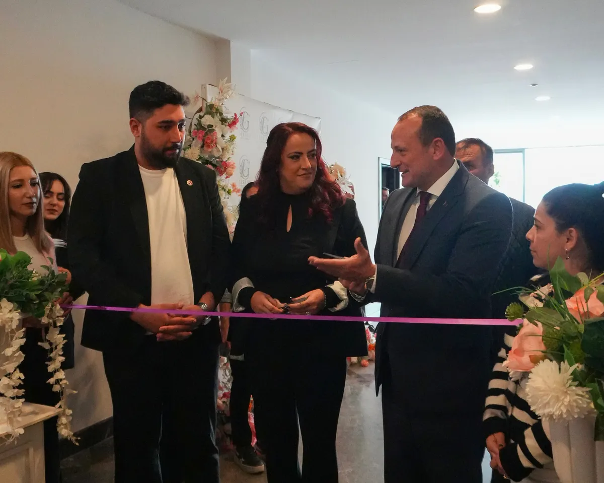 Çiftlikköy'de hizmete giren Sirius Güzellik Merkezi'nin açılışına katılan Belediye Başkanı Adil Yele, işletme sahibi Gizem Yıldırım'a bol kazanç ve bereket temennisinde bulundu. - Fotoğraf 1