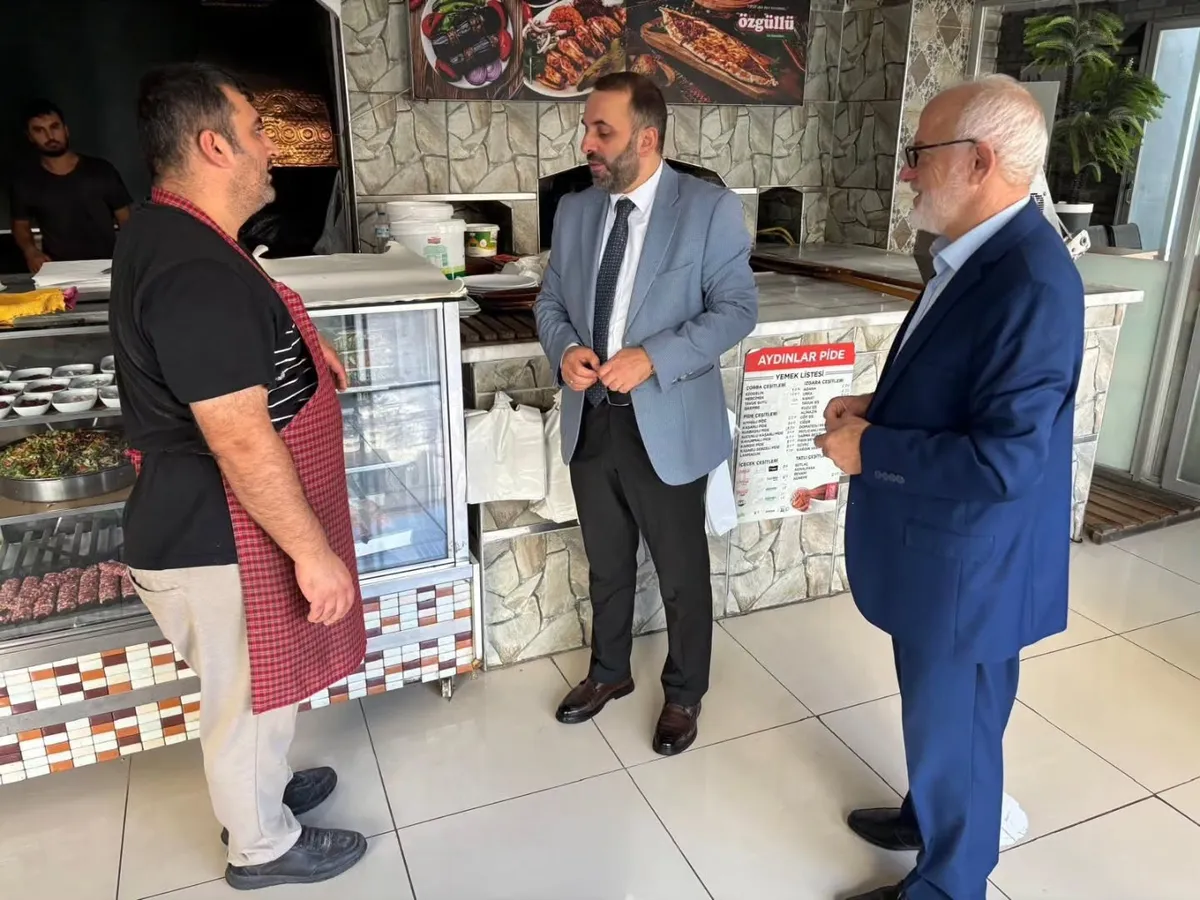 Yalova İl Müftüsü Naci Çakmakçı, din görevlileriyle birlikte Gaziosmanpaşa civarındaki esnafı ziyaret ederek hayırlı kazançlar diledi ve Diyanet yayınlarından hediye etti. - Fotoğraf 5