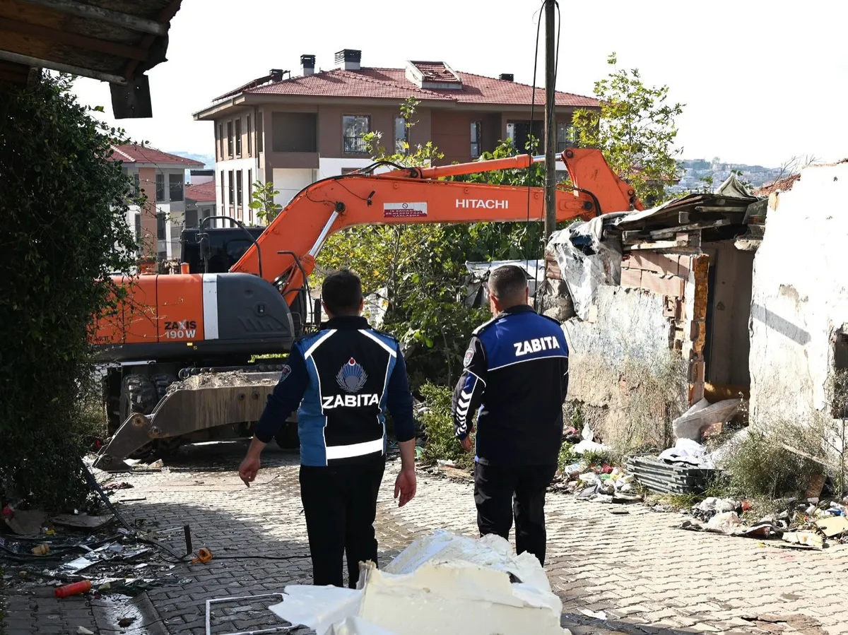 Yalova Belediyesi, Bağlarbaşı'nda daha güvenli yaşam alanları oluşturulması amacıyla paydaş kurumlarla koordinasyon halinde yürütülen ikinci etap yıkım çalışmalarının sürdüğünü bildirdi. - Fotoğraf 6