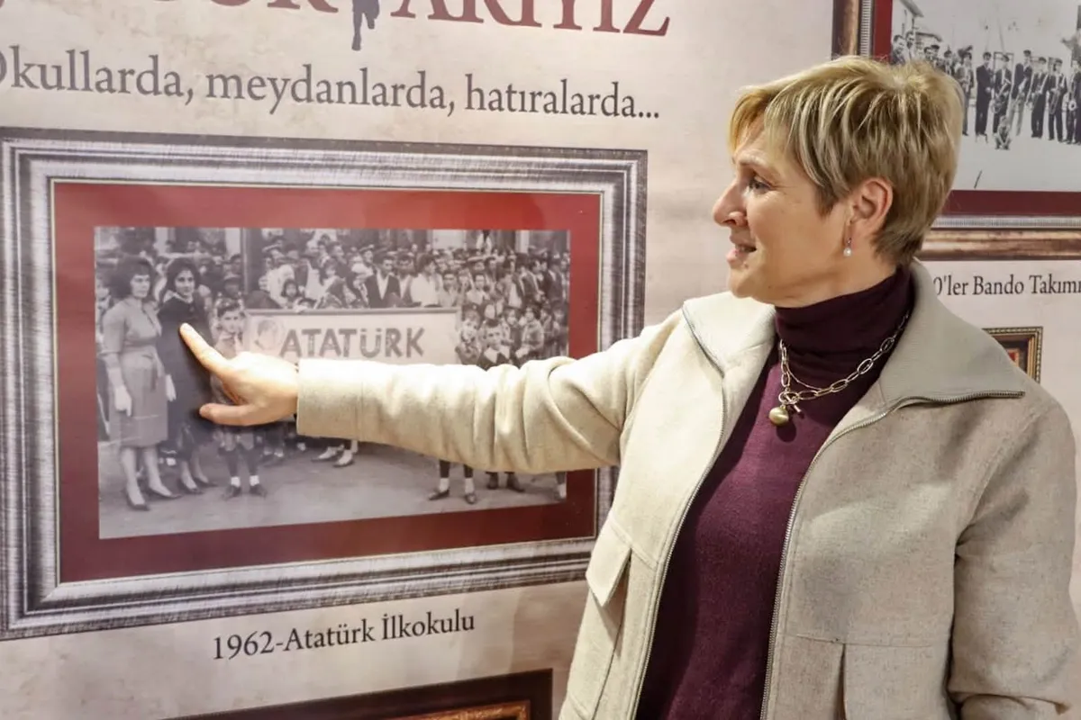 Yalova Kent Müzesi'nde açılan "Biz Cumhuriyet'in Çocuklarıyız" sergisi, geçmişten bugüne Cumhuriyet Bayramı kutlamalarının fotoğraflarıyla 20 Kasım'a kadar ziyaret edilebilecek. - Fotoğraf 12