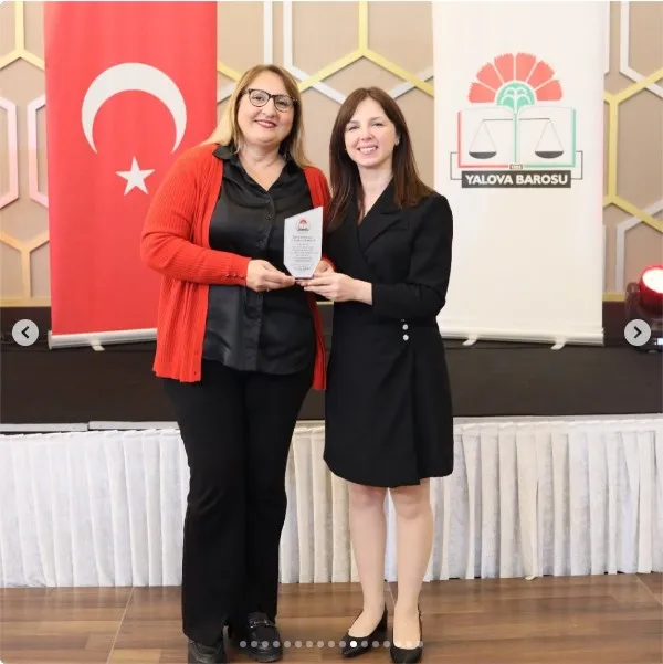 Yalova Barosu, 29 Ekim dolayısıyla düzenlenen cumhuriyet balosunda önceki dönem kurullarında yer almış avukatlara plaket verdi. - Fotoğraf 11