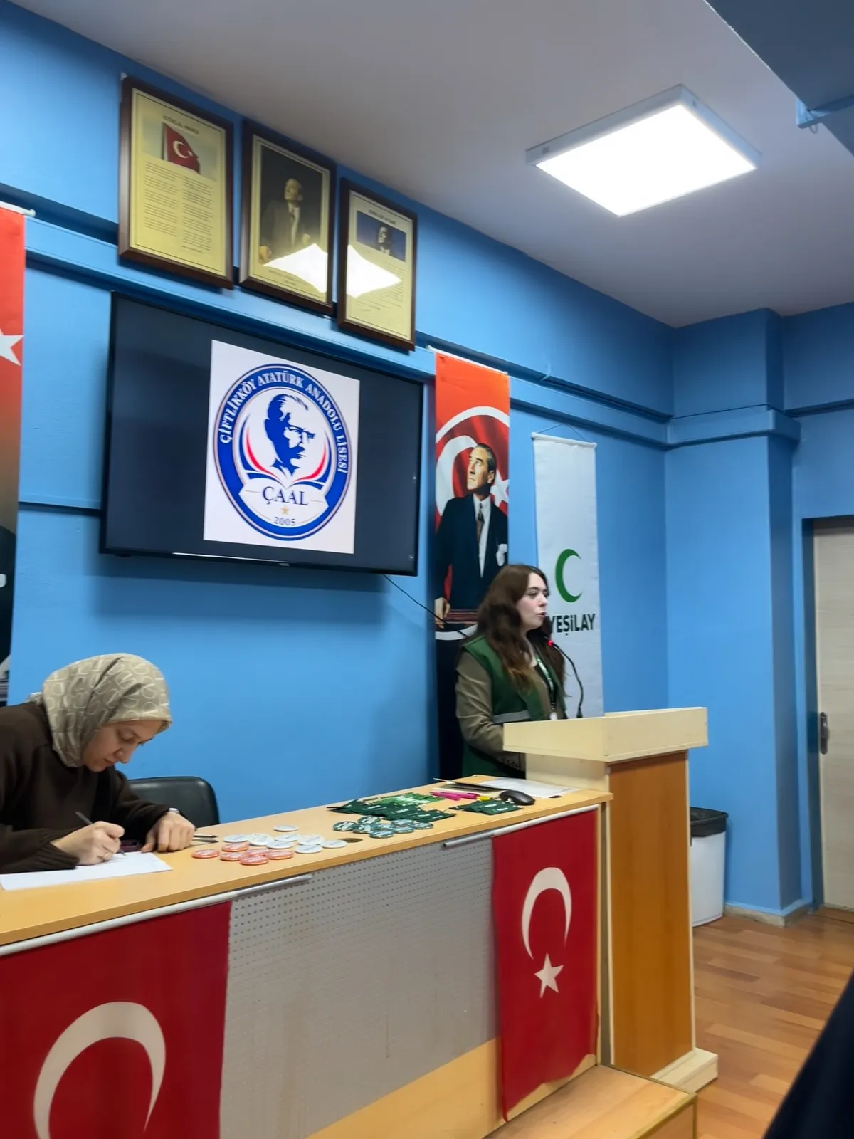 Çiftlikköy Atatürk Anadolu Lisesi'ni ziyaret eden Yeşilay Yalova Şubesi, Okul Aile Birliği bünyesinde velilerle buluşarak bağımlılıkla mücadele çalışmaları ile yedam'ın ücretsiz destek hizmetlerini tanıttı. - Fotoğraf 1