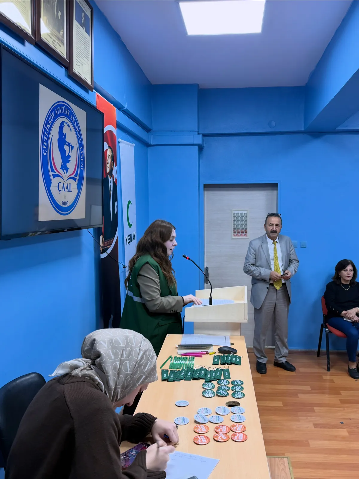 Çiftlikköy Atatürk Anadolu Lisesi'ni ziyaret eden Yeşilay Yalova Şubesi, Okul Aile Birliği bünyesinde velilerle buluşarak bağımlılıkla mücadele çalışmaları ile yedam'ın ücretsiz destek hizmetlerini tanıttı. - Fotoğraf 3