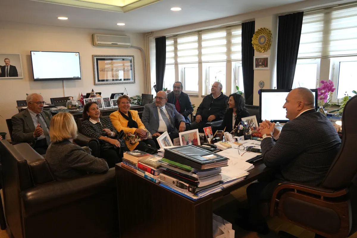Yeni parti Çınarcık İlçe Başkanı hasibe Birgin ve beraberindeki yönetim kurulu üyeleri, 26 Ekim Pazartesi günü Çınarcık Belediye Başkanı Avni Kurt'u makamında ziyaret etti. - Fotoğraf 3