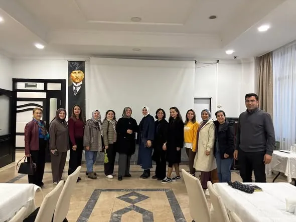 Yalova Öğretmen Akademileri programında, çocuklarda sorgulama ve düşünme becerilerinin geliştirilmesi ile erdemli bireyler yetiştirmenin önemi ele alındı. - Fotoğraf 1