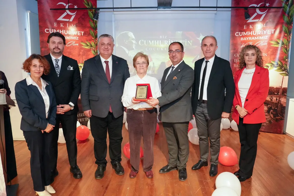 Yalova Kent Müzesi'nde açılan "Biz Cumhuriyet'in Çocuklarıyız" sergisi, geçmişten bugüne Cumhuriyet Bayramı kutlamalarının fotoğraflarıyla 20 Kasım'a kadar ziyaret edilebilecek. - Fotoğraf 9
