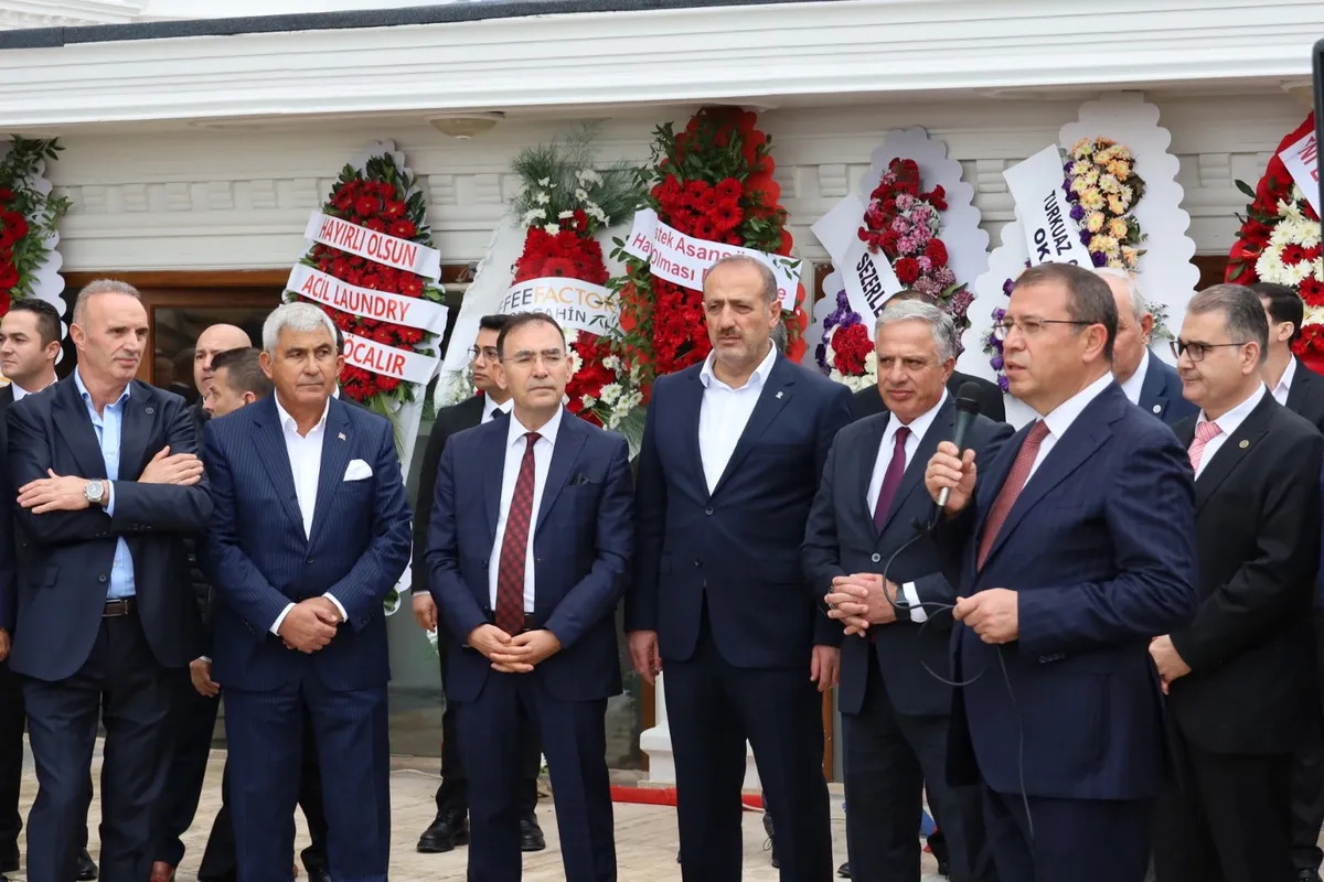 Enerji ve Tabii Kaynaklar Bakan Yardımcısı Abdullah Tancan, Yalova Vali Yardımcısı Osman Sarı ve beraberindekiler, Termal'de hizmet vermeye başlayan Pinhan Otel'in açılışına katıldı. - Fotoğraf 4