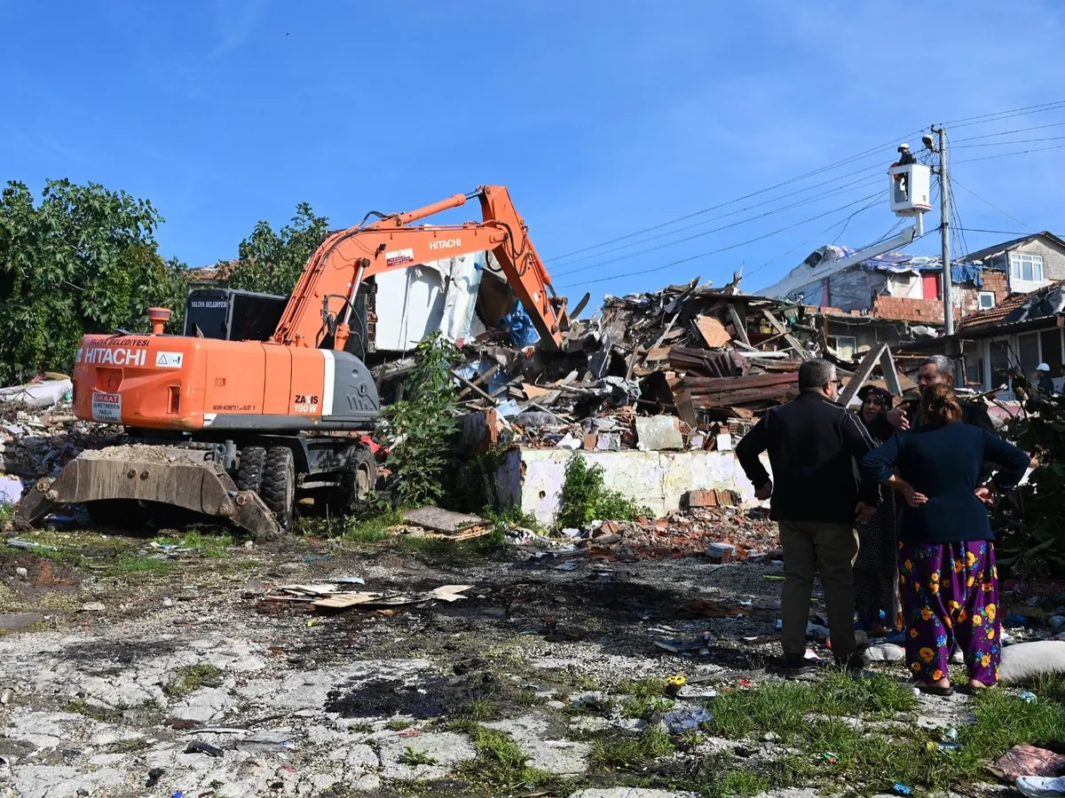 Yalova Belediyesi, Bağlarbaşı'nda daha güvenli yaşam alanları oluşturulması amacıyla paydaş kurumlarla koordinasyon halinde yürütülen ikinci etap yıkım çalışmalarının sürdüğünü bildirdi. - Fotoğraf 2