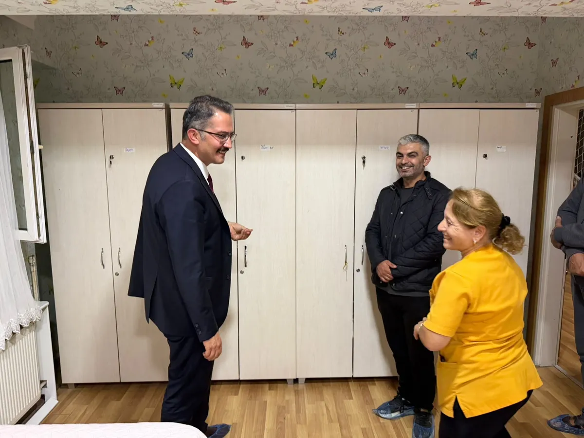 Yalova Bakım ve Rehabilitasyon Merkezi'ne habersiz denetim gerçekleştiren İl Müdürü Seçkin Bilici, sunulan hizmetleri inceleyerek kurumdan yararlanan bireylerle bir araya geldi. - Fotoğraf 7