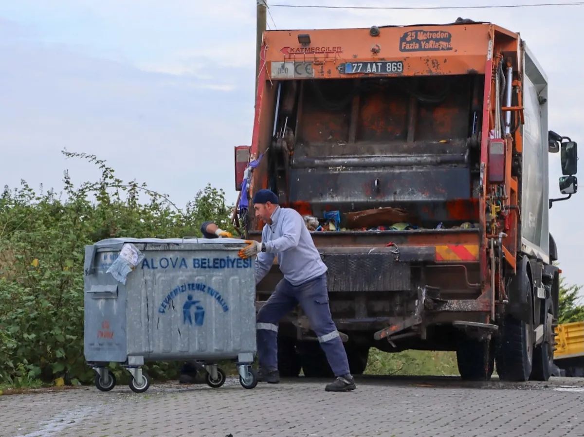 Yalova Belediyesi ekipleri, kentin dört bir yanında yürütülen çalışmalar kapsamında Kazım Karabekir Mahallesi'nde sokakları süpürdü, yabani otları biçti ve konteyner çevrelerindeki büyük hacimli atıkları topladı. - Fotoğraf 12
