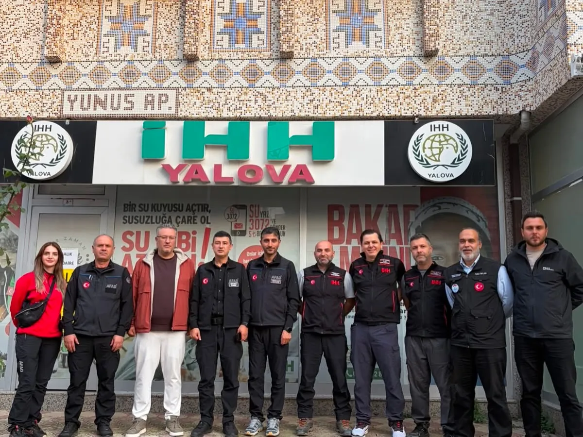 Isparta'daki kanyonda eğitim sırasında meydana gelen kaza sonucu hayatını kaybeden Sinan Yavuz için AFAD İl Müdürü Adem Eşiyok ve şube müdürleri Yalova İHH'ya taziye ziyaretinde bulundu. - Fotoğraf 2