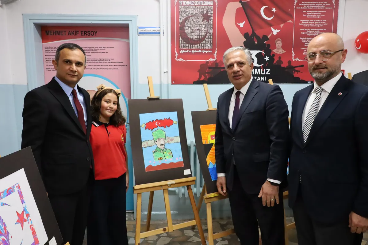 Termal'de 29 Ekim Cumhuriyet Bayramı'nın 103. yılı, kaymakamlık makamında yapılan tebrikat kabulü ve ilçe protokolü ile vatandaşların bir araya geldiği salon programıyla kutlandı. - Fotoğraf 5