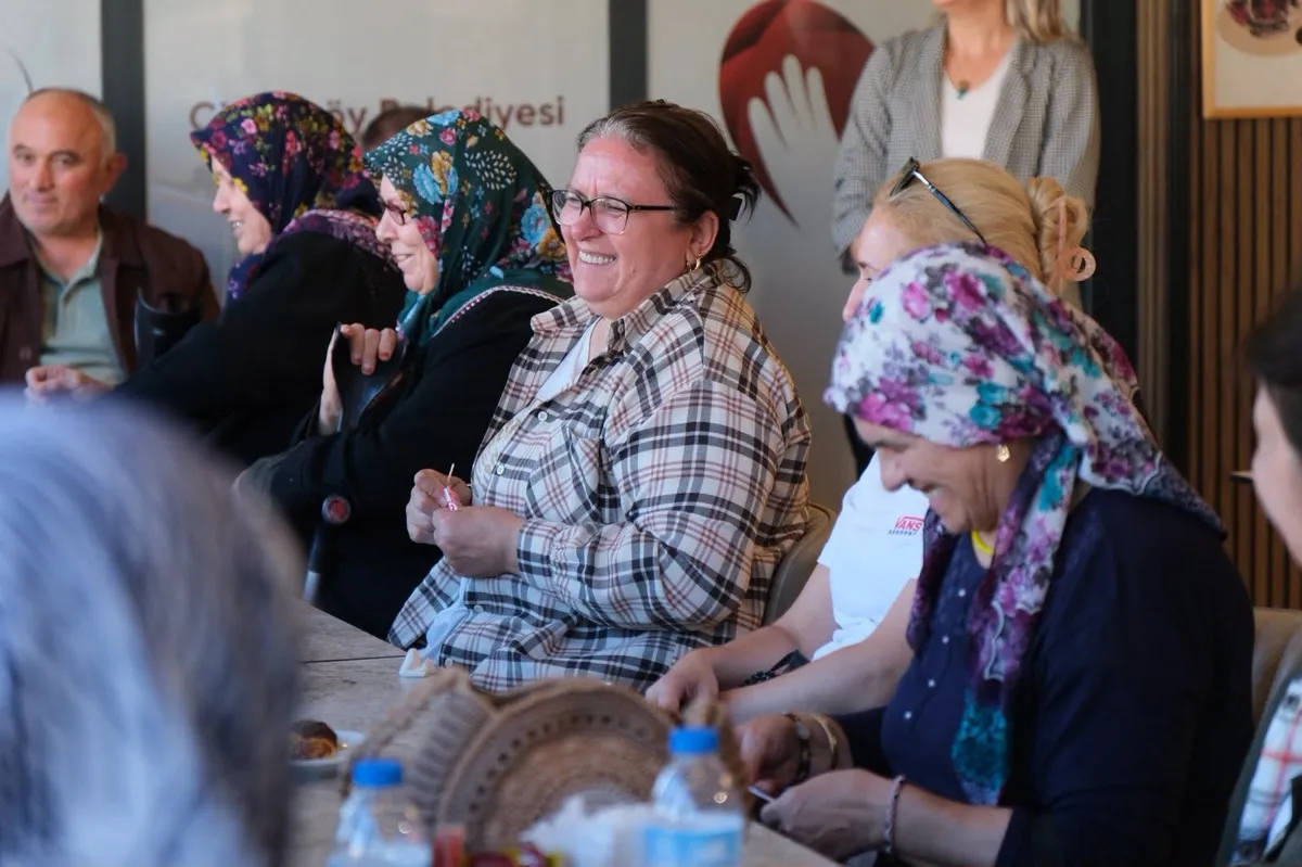 Çiftlikköy Belediye Başkanı Adil Yele, Bulgaristan Cumhurbaşkanlığı seçimi öncesinde BAL-GÖÇ Yalova Derneği Başkanı Lütfi Özgür ve sandık görevlileriyle birlikte 500 Evler Mahallesi sakinleriyle buluştu. - Fotoğraf 2