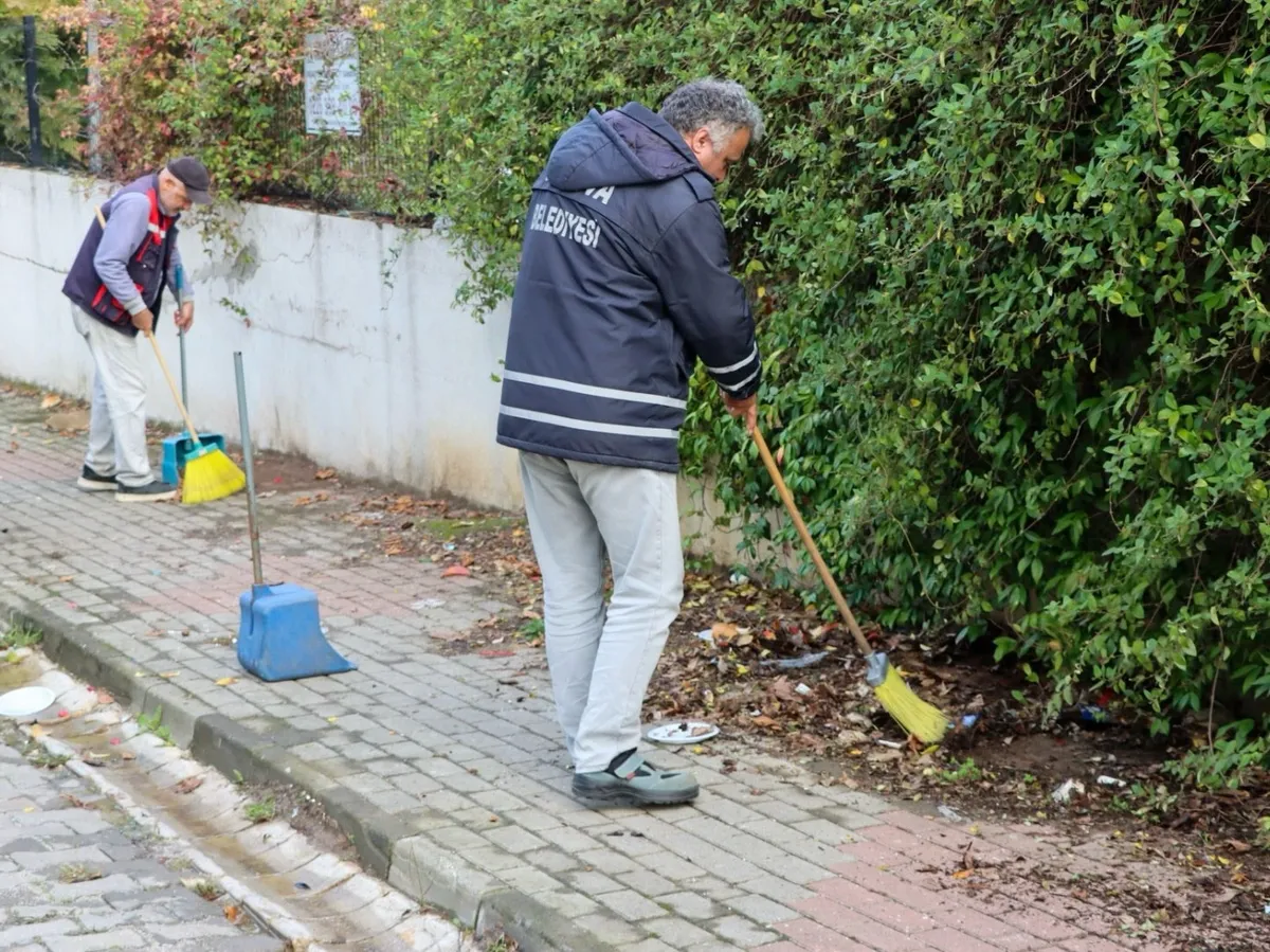 Yalova Belediyesi ekipleri, kentin dört bir yanında yürütülen çalışmalar kapsamında Kazım Karabekir Mahallesi'nde sokakları süpürdü, yabani otları biçti ve konteyner çevrelerindeki büyük hacimli atıkları topladı. - Fotoğraf 6