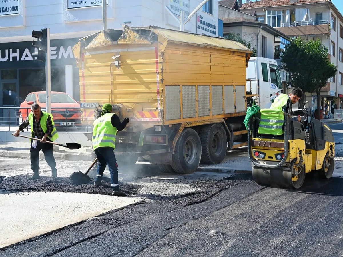Yalova Belediyesi ekipleri, Mehmet Durman Caddesi'nde asfalt yama, Halide Edip Adıvar Sokak'ta parke taş döşerken kentin farklı noktalarında yağmur suyu hatlarını temizliyor ve park zeminlerini yeniliyor. - Fotoğraf 1