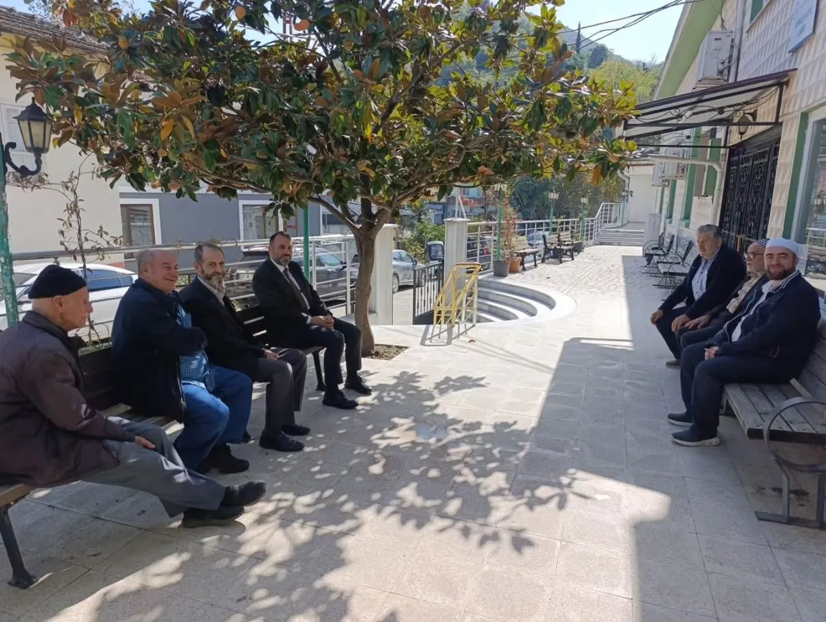 Yalova İl Müftüsü Naci Çakmakçı, köy ziyaretleri kapsamında Elmalık Köyü Camisi'nde öğle namazında cemaatle bir araya gelerek vatandaşlarla sohbet etti. - Fotoğraf 3