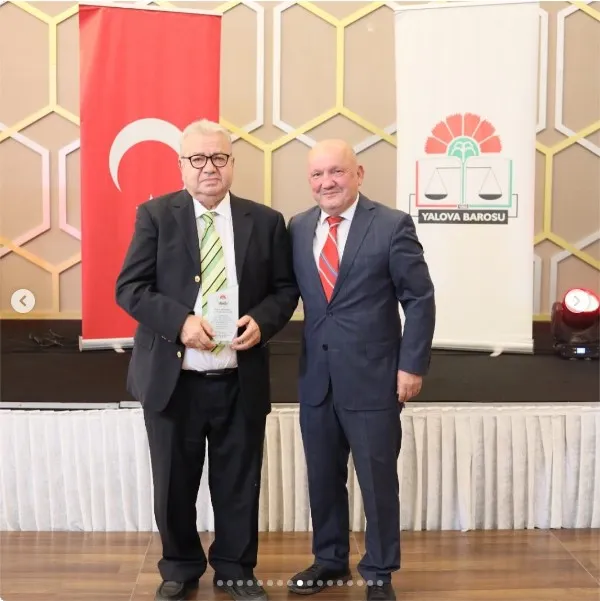 Yalova Barosu, 29 Ekim dolayısıyla düzenlenen cumhuriyet balosunda önceki dönem kurullarında yer almış avukatlara plaket verdi. - Fotoğraf 10