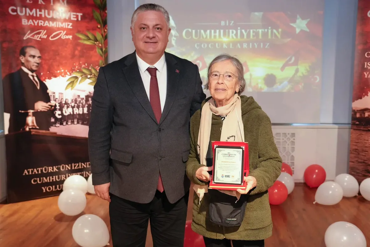 Yalova Kent Müzesi'nde açılan "Biz Cumhuriyet'in Çocuklarıyız" sergisi, geçmişten bugüne Cumhuriyet Bayramı kutlamalarının fotoğraflarıyla 20 Kasım'a kadar ziyaret edilebilecek. - Fotoğraf 6