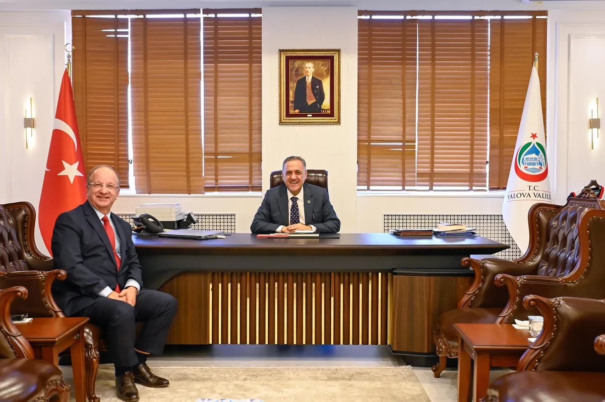 Yalova Valisi Dr. Ahmet Hamdi Usta; Sütaş yöneticisi İlhan İl, Güreş İl Tertip Kurulu Başkanı Hakkı Bağatar ve Kamu-Sen İl Başkanı Sait Çolak'ı makamında ağırladı. - Fotoğraf 1