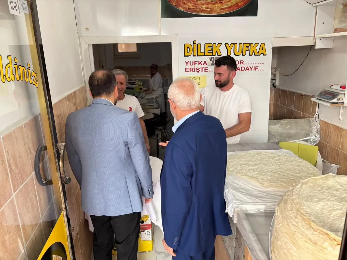 Yalova İl Müftüsü Naci Çakmakçı, din görevlileriyle birlikte Gaziosmanpaşa civarındaki esnafı ziyaret ederek hayırlı kazançlar diledi ve Diyanet yayınlarından hediye etti. - Fotoğraf 10