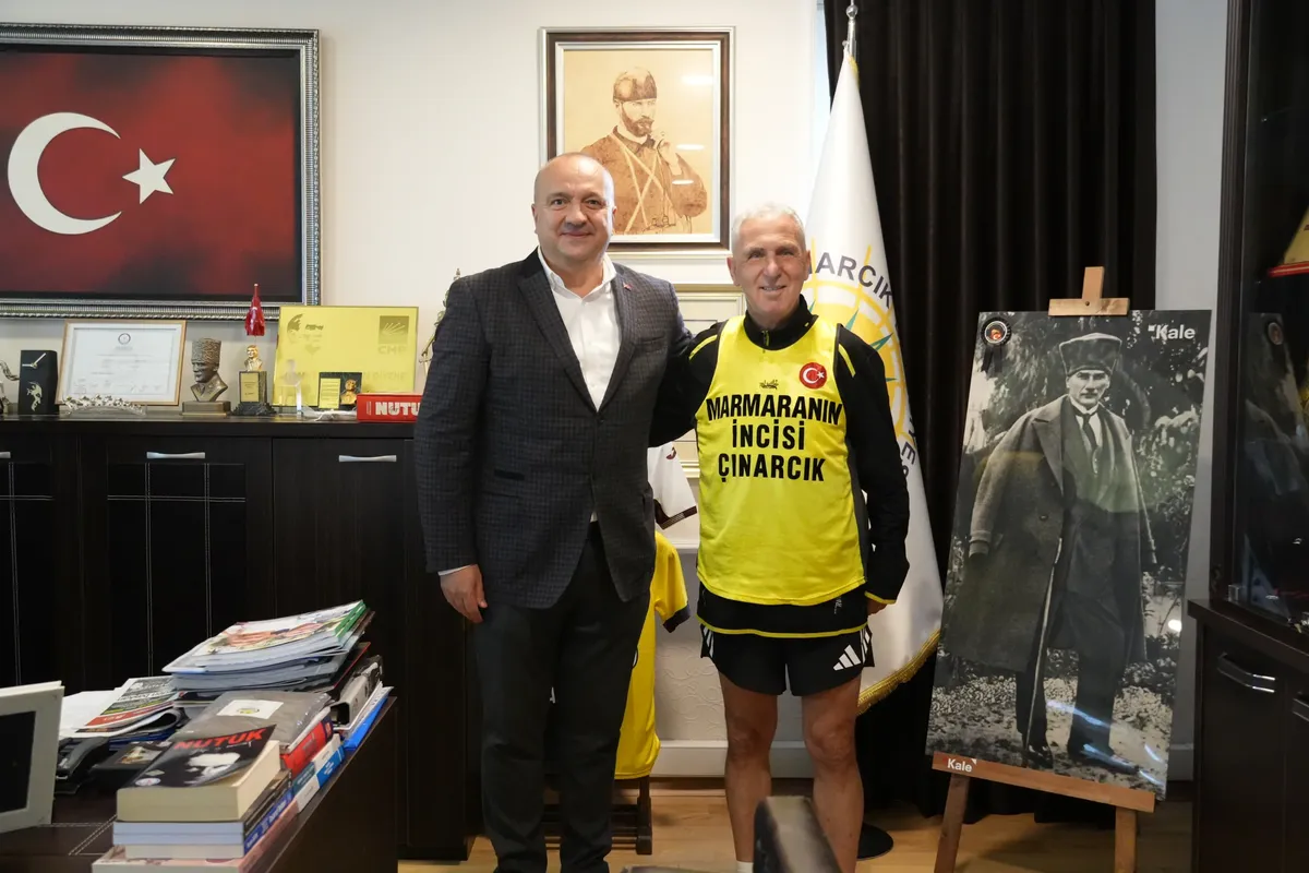 Türkiye İş Bankası 48. İstanbul Maratonu'nda Çınarcık Belediyesi'ni temsilen yarışacak AFİF Akar, 1 Kasım'daki koşu öncesinde Belediye Başkanı AVNİ Kurt'u ZİYARET ETTİ. - Fotoğraf 1