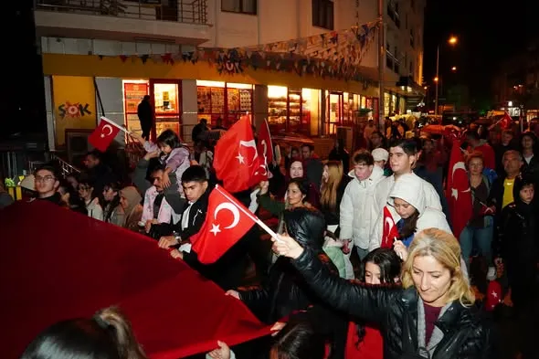 Armutlu'da 29 Ekim kutlamaları kapsamında bir araya gelen ilçe protokolü ve vatandaşlar, Cumhuriyetin 103. yıl dönümünü düzenlenen yürüyüşle kutladı. - Fotoğraf 4