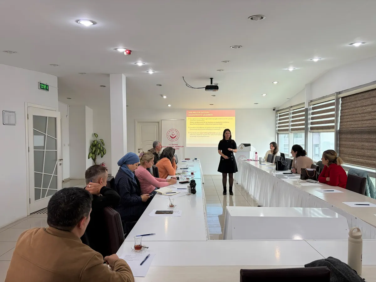 Yalova'da yeni koruyucu aileler ile henüz eğitim almamış ailelere yönelik dört oturumdan oluşan Koruyucu Aile Birinci Kademe Eğitimi tamamlandı. - Fotoğraf 7