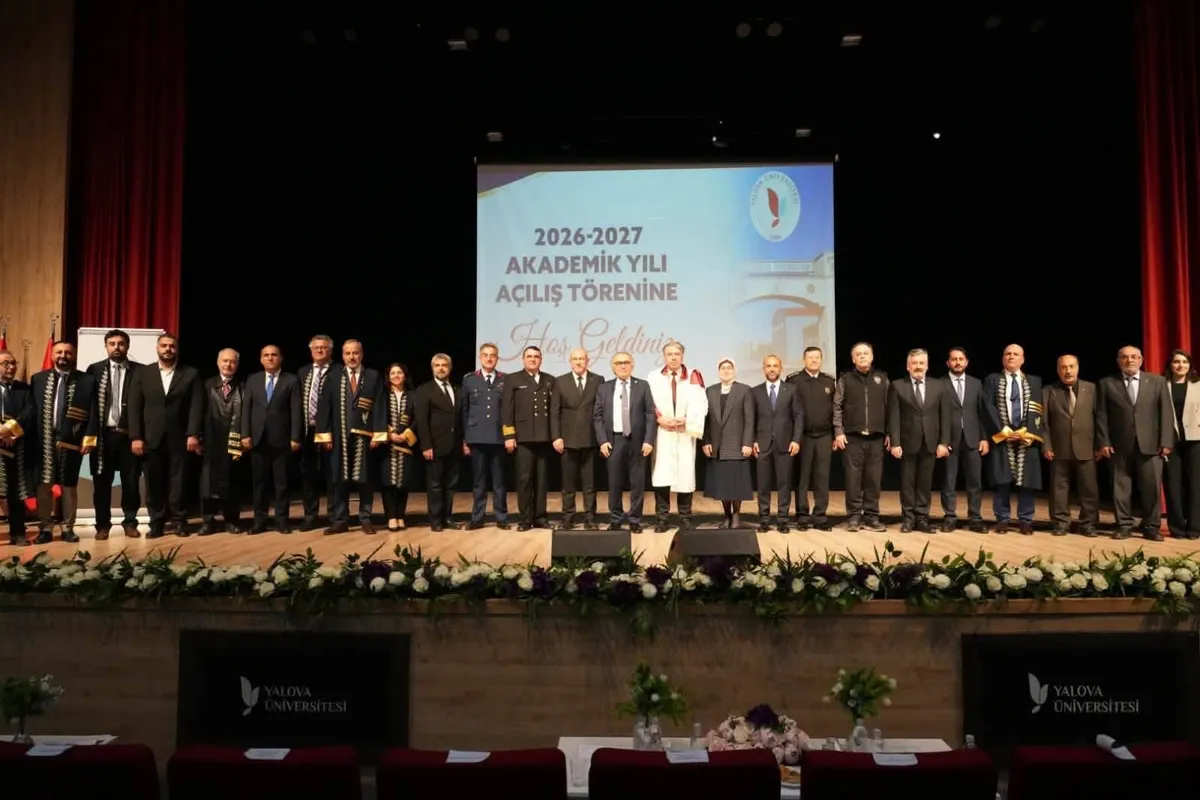 Yalova Üniversitesi'nin yeni dönemi için düzenlenen açılış dersi programı, il protokolü, akademisyenler ve öğrencilerin katılımıyla Mehmet Okul Kongre ve Kültür Merkezi'nde yapıldı. - Fotoğraf 1