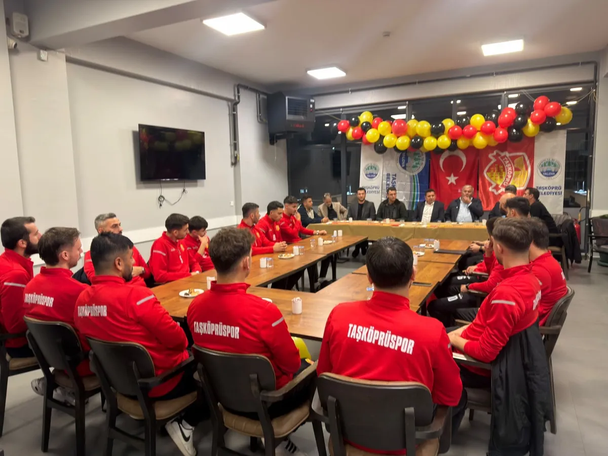 Taşköprü Spor Kulübü'nün sezon açılışında yönetim, teknik ekip, sporcular ve belediye meclis üyeleriyle bir araya gelen Taşköprü Belediye Başkanı İsmail Arslan, yeni sezon hedeflerini paylaştı. - Fotoğraf 3