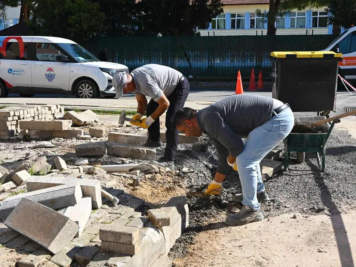 Yalova Belediyesi ekipleri, Mehmet Durman Caddesi'nde asfalt yama, Halide Edip Adıvar Sokak'ta parke taş döşerken kentin farklı noktalarında yağmur suyu hatlarını temizliyor ve park zeminlerini yeniliyor. - Fotoğraf 7