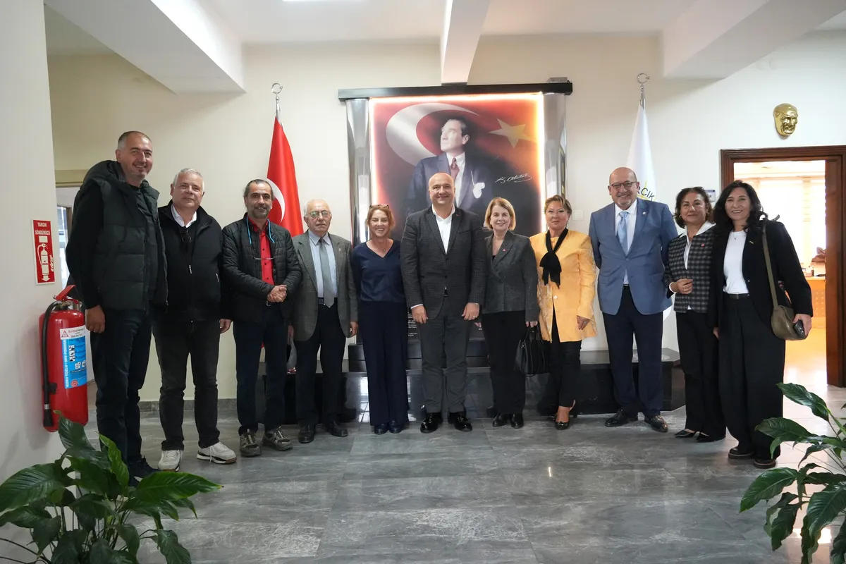 Yeni parti Çınarcık İlçe Başkanı hasibe Birgin ve beraberindeki yönetim kurulu üyeleri, 26 Ekim Pazartesi günü Çınarcık Belediye Başkanı Avni Kurt'u makamında ziyaret etti. - Fotoğraf 4